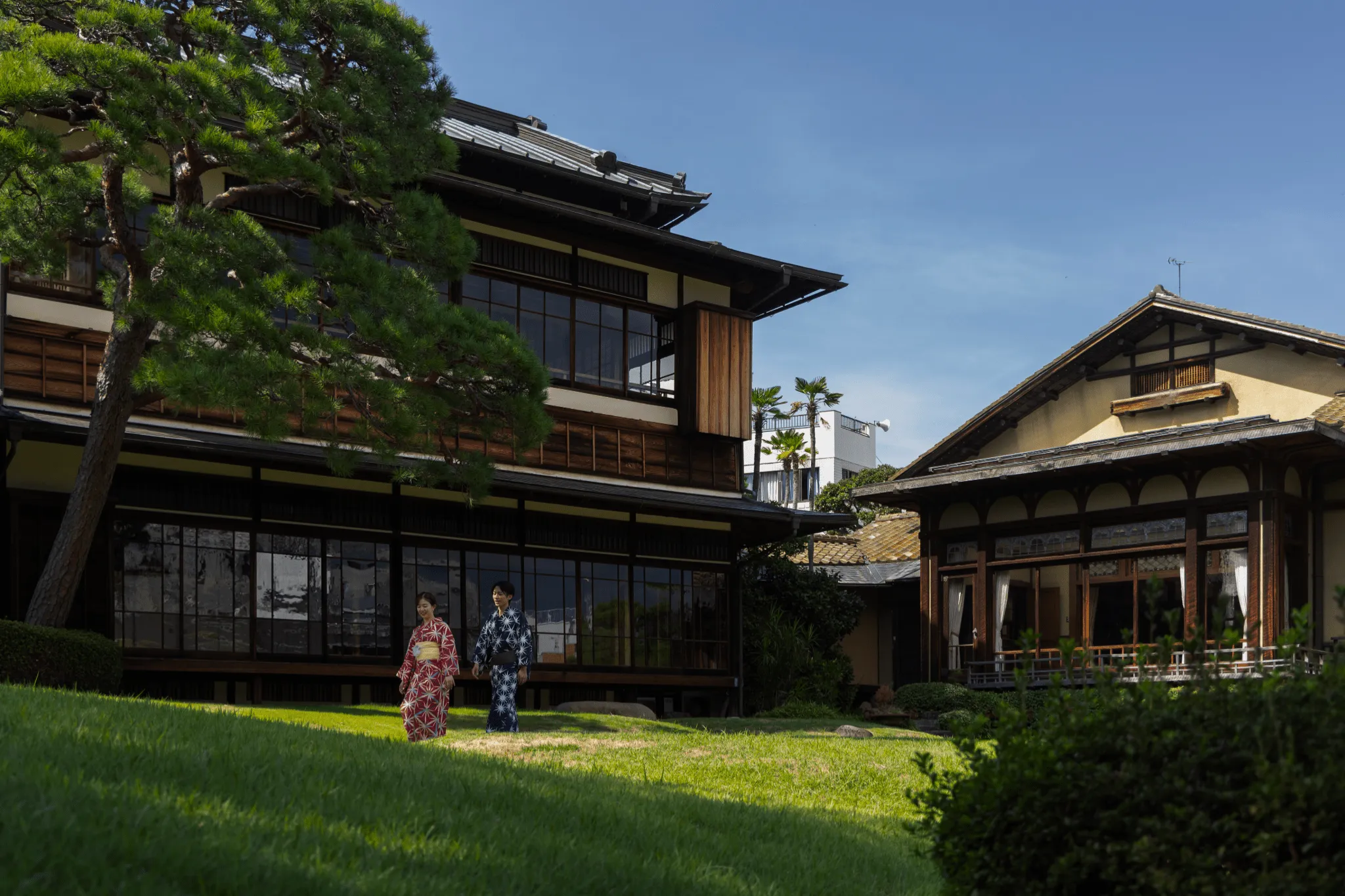 庭園を散策する